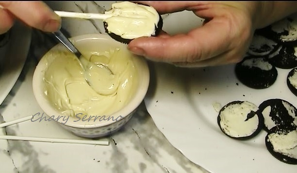 POPS DE GALLETAS OREO Y FONDANT