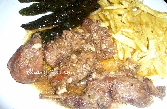 CONEJO AL AJILLO CON PIMIENTOS Y PATATAS FRITAS