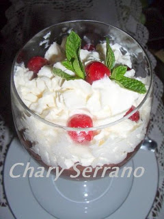 COPA DE MELOCOTÓN, CHOCOLATE Y CEREZAS, CON NATA