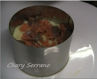 moldes de patata, salmón ahumado y caviar