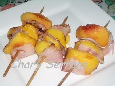 PINCHOS DE MELOCOTON Y BACON AHUMADO