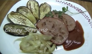 PAVO ADOBADO, BERENJENA Y CEBOLLA, A LA PLANCHA