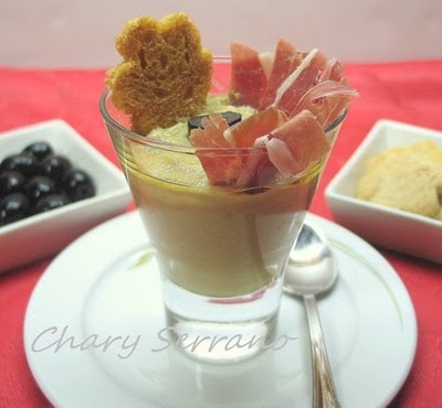 salmorejo de espárragos y huevo con jamón serrano