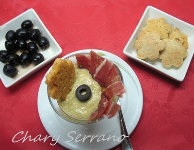 Vasitos de salmorejo de espárragos y huevo con jamón serrano