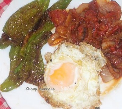 HUEVOS FRITOS CON PIMIENTO CEBOLLA Y TOMATE