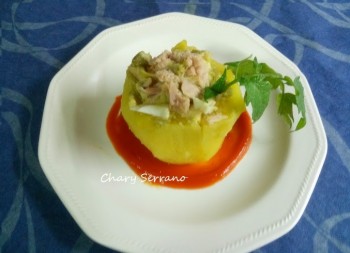 Patata rellena de aguacate y atún con judías verdes