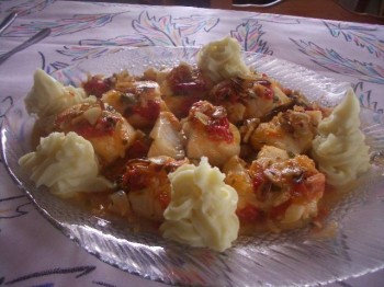 Bacalao multicolor, con hortalizas y puré de patatas