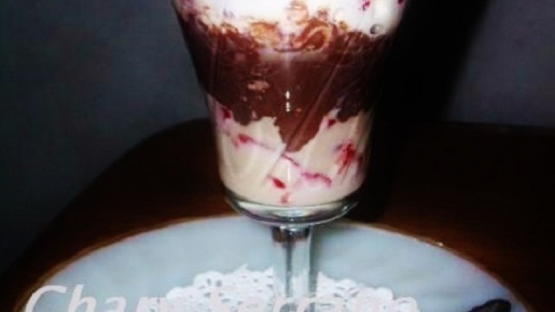 COPA DE FRESAS, CHOCOLATE Y NATA