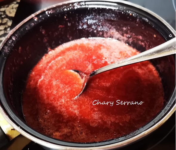 Vasitos de crema de yogur y coulis de fresas