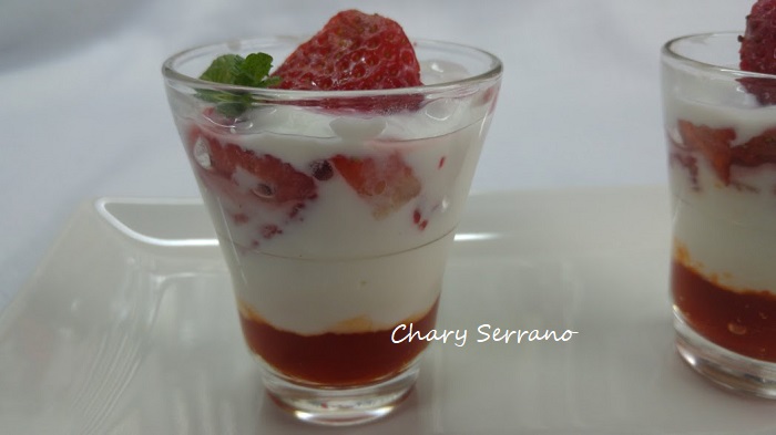 Vasitos de crema de yogur y coulis de fresas