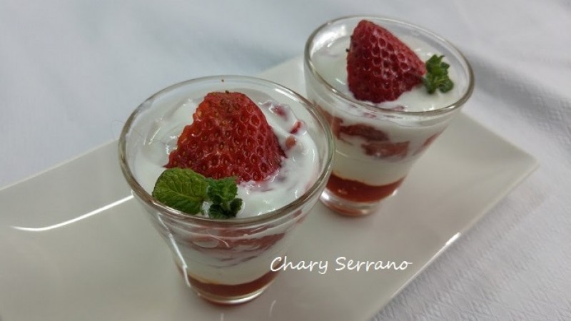 Vasitos de crema de yogur y coulis de fresas