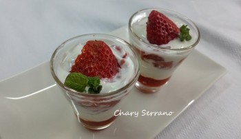 Vasitos de crema de yogur y coulis de fresas