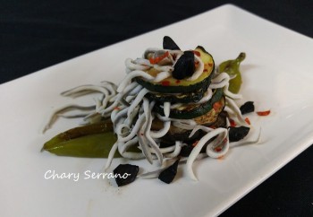 MILHOJAS DE CALABACÍN, GULAS Y AJO NEGRO