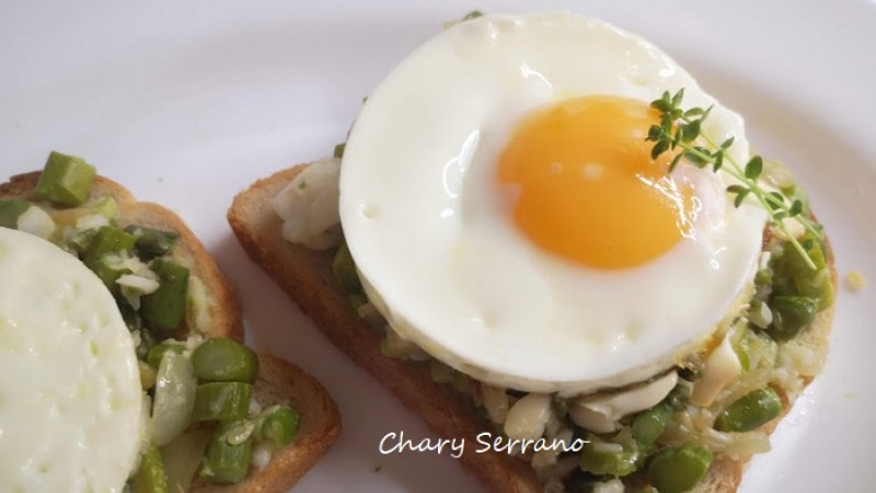 TOSTAS CON ESPÁRRAGOS, CALABACÍN, BACALAO Y HUEVO