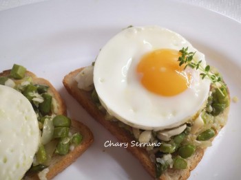 TOSTAS CON ESPÁRRAGOS, CALABACÍN, BACALAO Y HUEVO