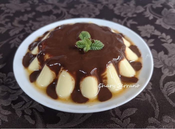 Flan de naranja con salsa de chocolate
