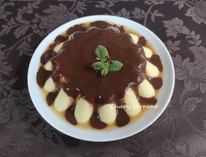 Flan de naranja con salsa de chocolate