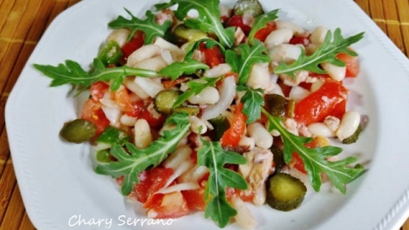 ENSALADA DE JUDÍAS BLANCAS, RÚCULA, TOMATE Y HUEVAS