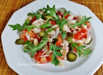 ENSALADA DE JUDÍAS BLANCAS, RÚCULA, TOMATE Y HUEVAS