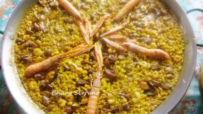 PAELLA CON CIGALAS, MAR Y TIERRA