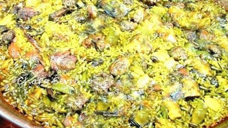 PAELLA CON CARNE, HABAS Y ALCACHOFAS
