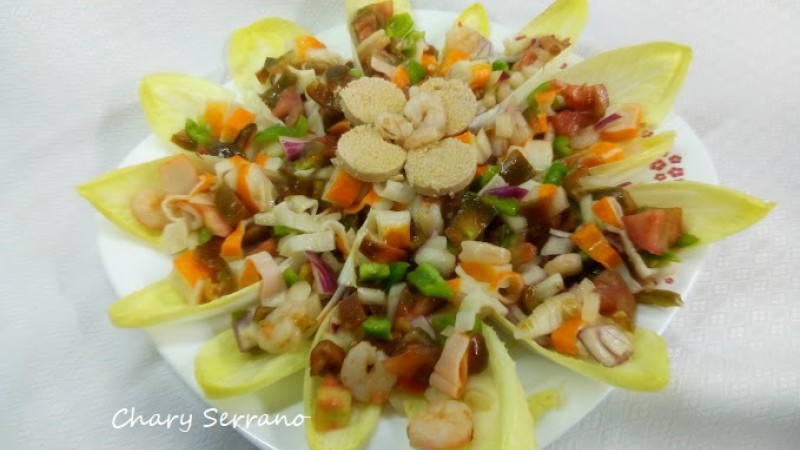 ENSALADA DE ENDIVIAS, HUEVAS y GAMBAS