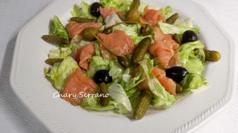 ENSALADA DE SALMÓN, LECHUGA Y ENCURTIDOS