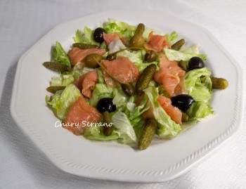 ENSALADA DE SALMÓN, LECHUGA Y ENCURTIDOS