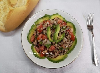 Ensalada de aguacate y alubias carillas.