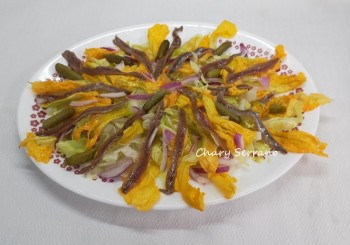ENSALADA CON FLORES DE CALABAZA Y ANCHOAS