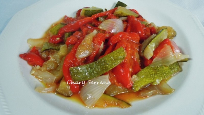 Ensalada de asadillo de pimientos rojos, calabacín y cebolla