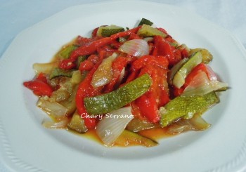 Ensalada de pimientos rojos, calabacín y cebolla, con vinagreta