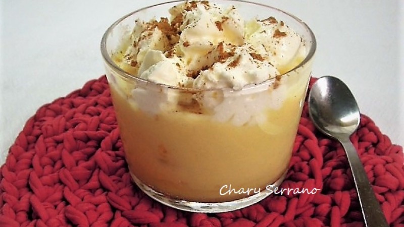 Natillas caseras de vainilla en vasitos, con bizcochos y nata,