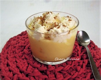 Natillas caseras de vainilla en vasitos, con bizcochos y nata,