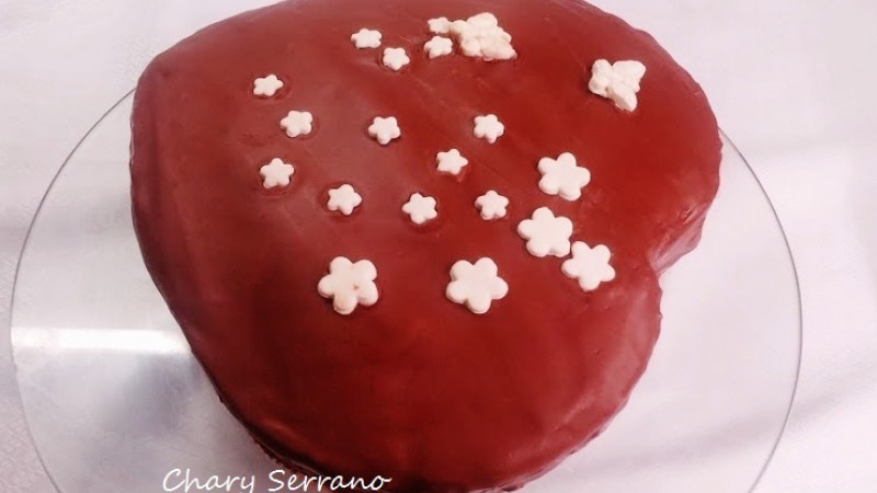 BIZCOCHO RED VELVET Y CHOCOLATE BLANCO, CON FORMA DE CORAZÓN