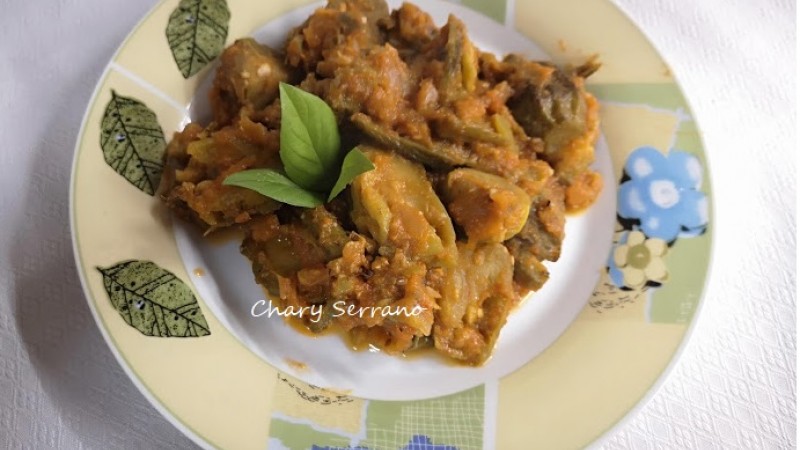 Berenjenas baby enfundadas (de rabo) con tomate y cebolla