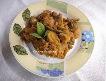 Berenjenas baby enfundadas (de rabo) con tomate y cebolla