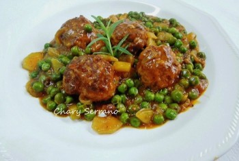 ALBÓNDIGAS CON GUISANTES Y CALABACÍN