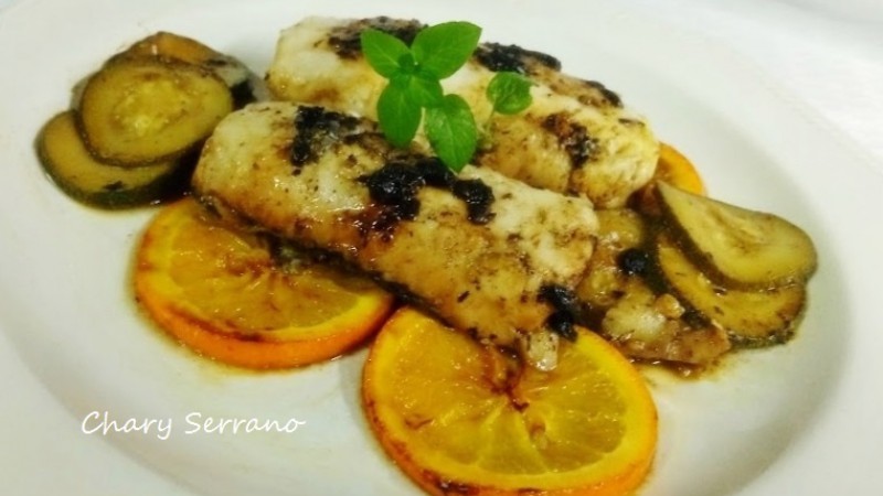 LOMOS DE MERLUZA CON CALABACÍN, AJO NEGRO Y NARANJA