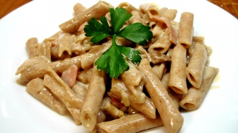 MACARRONES INTEGRALES DE ESPELTA, CON CHAMPIÑONES Y YORK
