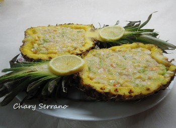 PIÑA RELLENA DE GAMBAS Y PALITOS DE CANGREJO