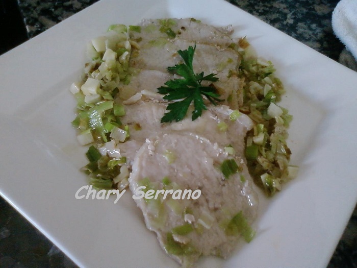 Filetes de lomo con puerro y calabacín