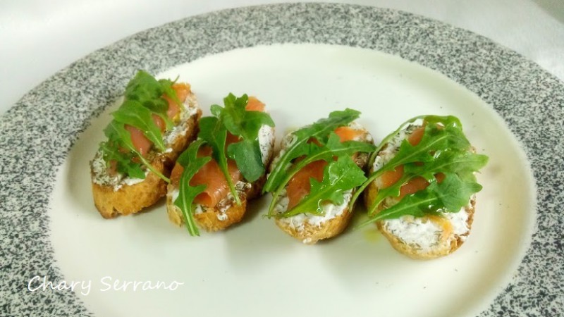 TOSTAS DE QUESO CREMA CON SALMÓN Y RÚCULA