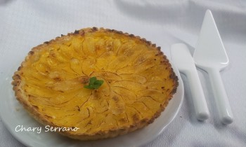 Pastel fino de hojaldre con crema y manzana