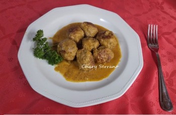 Albóndigas de pollo en salsa de hortalizas