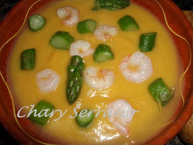Crema de calabaza, verduras y gambas