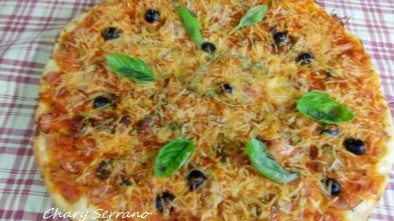 PIZZA CON CHAMPIÑONES Y PAVO, con hierbas, aceitunas y AOVE