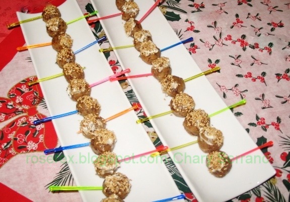 Bolitas de queso en crema azul, con dátiles y almendras.