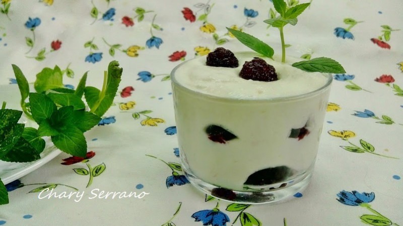 VASITOS DE MOUSSE DE QUESO Y MORAS, SIN GRASAS NI AZÚCARES