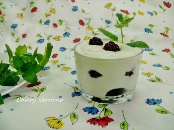 VASITOS DE MOUSSE DE QUESO Y MORAS, SIN GRASAS NI AZÚCARES